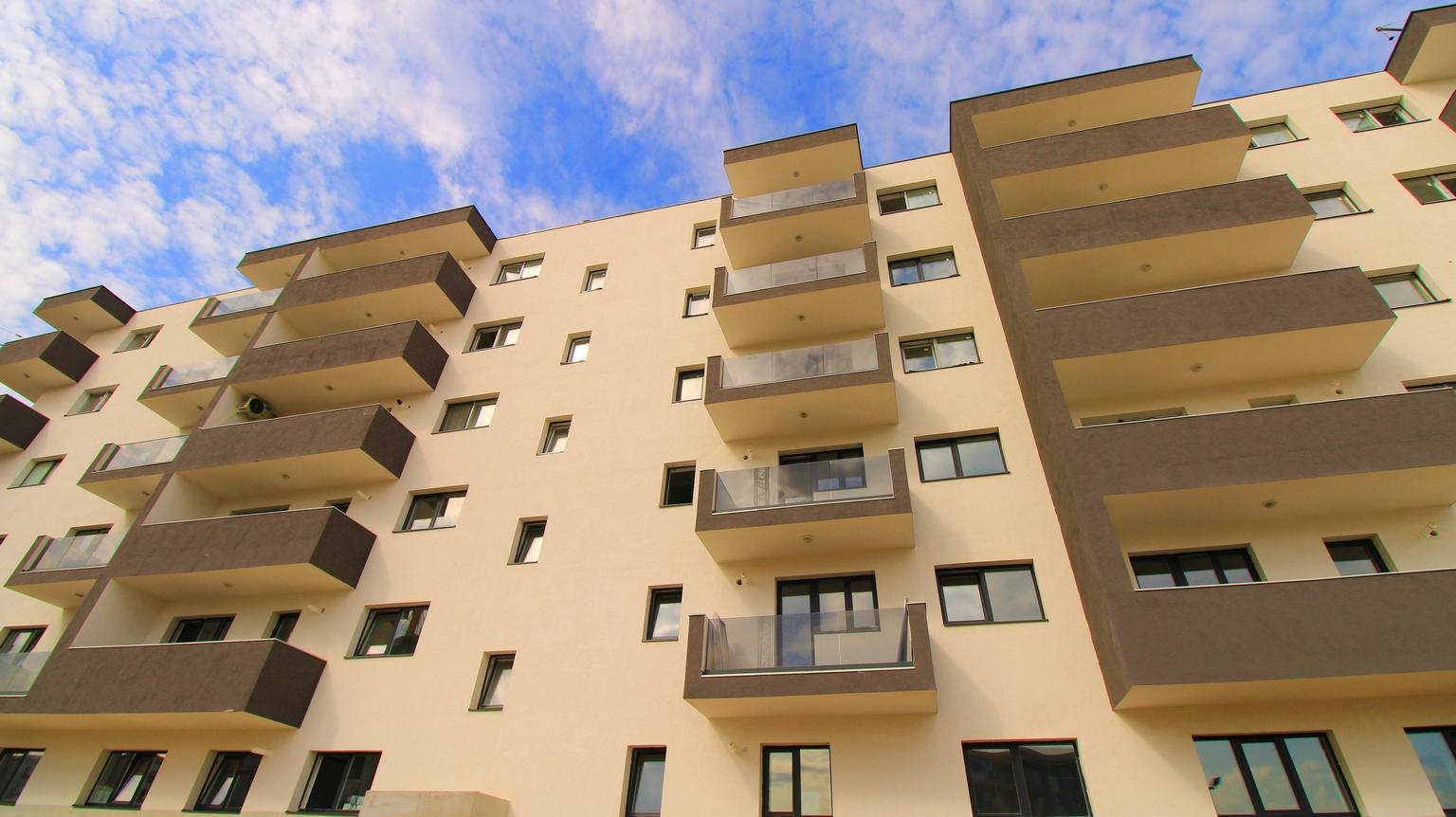 Model wearing plain gray basic tee.