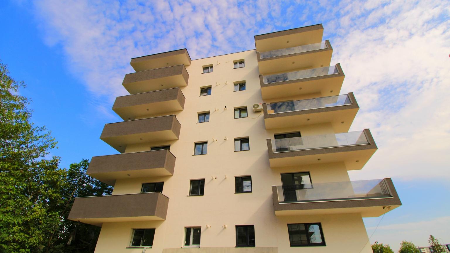 Model wearing plain white basic tee.